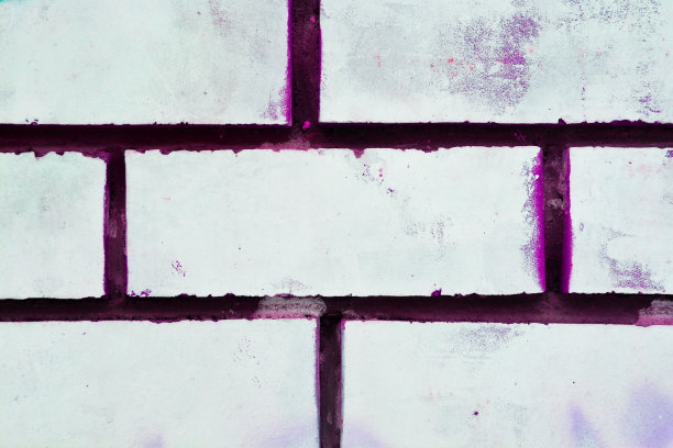 白色砖墙，以丙烯酸彩色涂料为背景图片下载