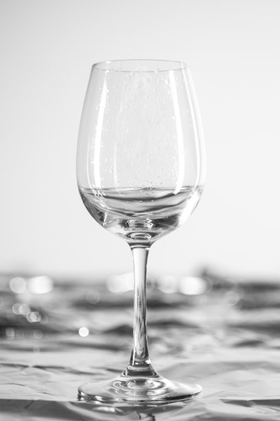 黑白色的酒杯图片下载