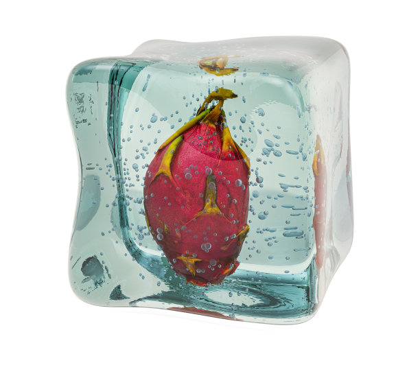 冰冻的火龙果，白色背景上的3D渲染图片下载