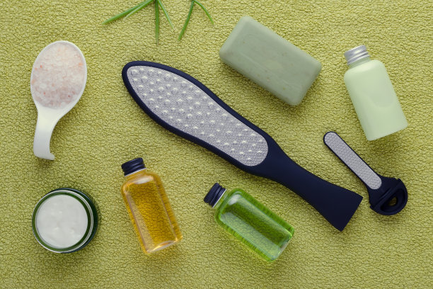 脚部护理产品，激光磨砂器，霜，润肤露和带有粉色盐的肥皂图片下载