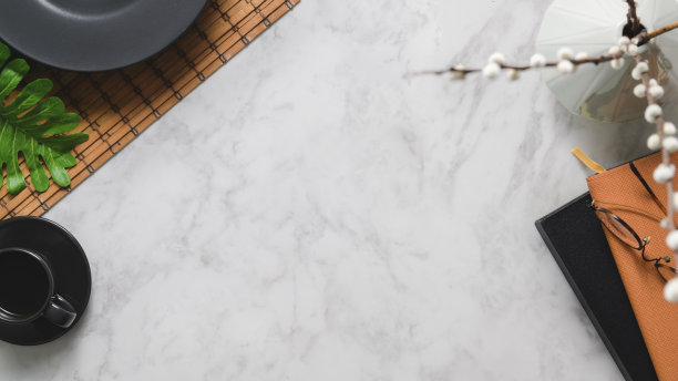 客厅桌子的俯视图与复制空间，陶瓷碗和花瓶上的大理石桌子图片下载