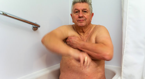 老男人在洗澡图片下载