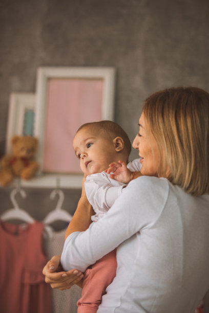 宝贝女儿和妈妈亲密无间的照片。图片下载