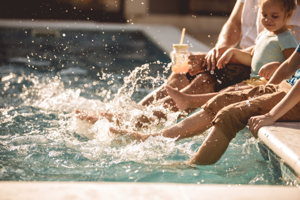 家人在泳池边泼水图片下载
