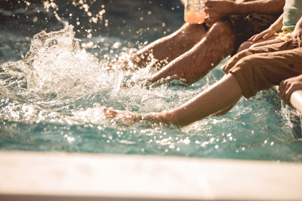 从腿上剪下来泼水图片下载