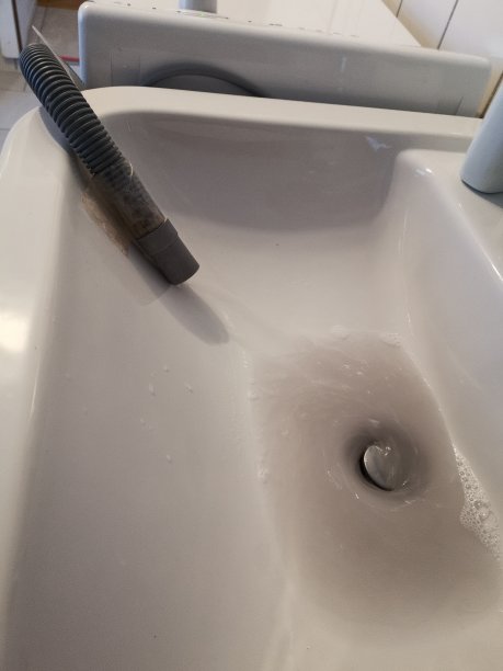 家用洗衣机安装在德国度假家庭图片下载