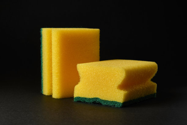 黑色背景下的两个新的黄色海绵图片下载