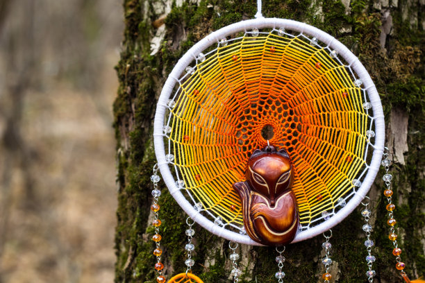 手工捕梦网，用羽毛、线和珠子绳挂图片下载