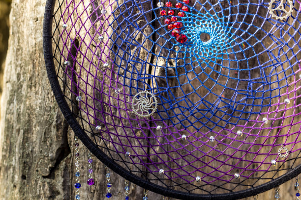 手工捕梦网，用羽毛、线和珠子绳挂图片下载