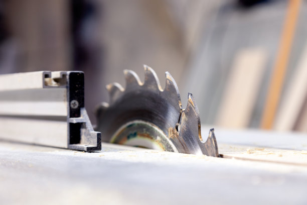 特写胶合板或木材切割的圆锯木背景与日光。建筑工人和木工图片下载