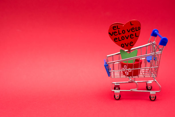 心形树在购物车上的红色背景，复制空间图片下载