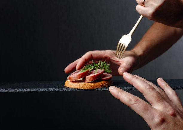 最后一个三明治。贪婪和暴食的概念。图片下载