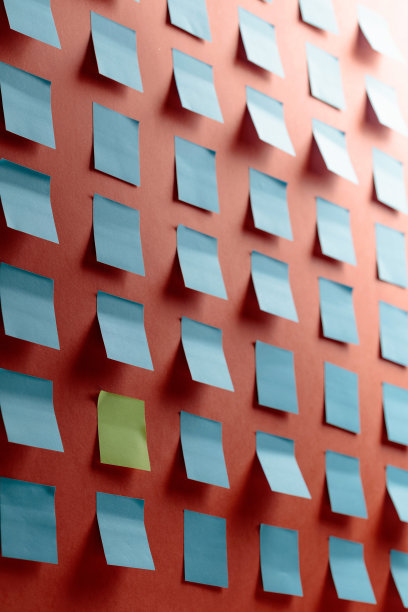 橙色背景上的空贴纸。图片下载