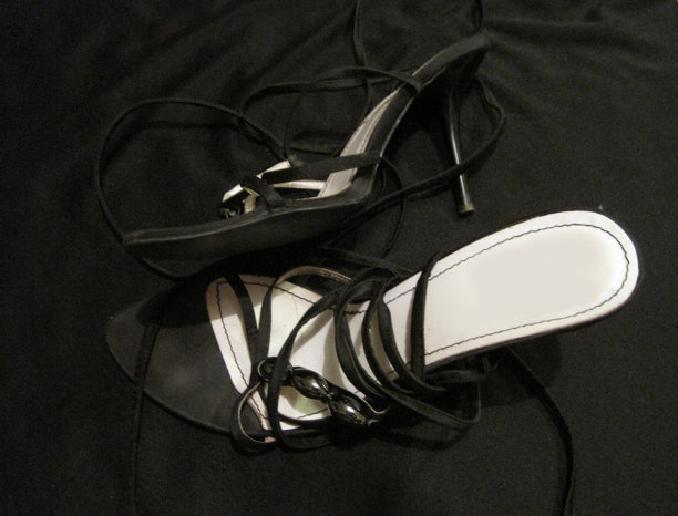 黑色背景上的黑色女鞋。图片下载