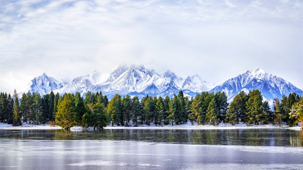 冬季景观与湖泊和反射图片下载
