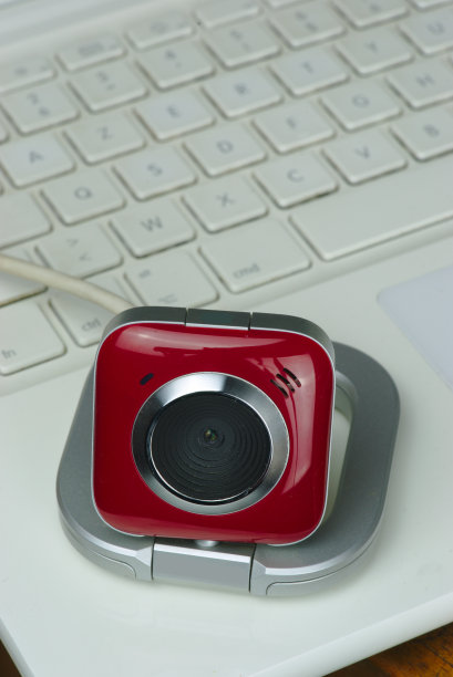 红色和白色的摄像头和电脑键盘图片下载