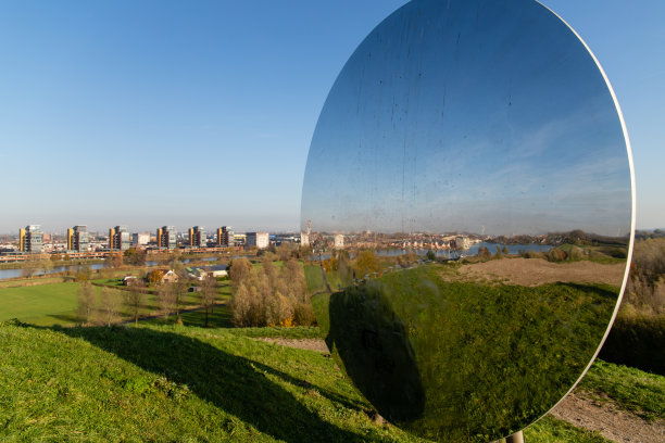 Carnisselande Barendrecht的天际线拍摄于“u201cGaatkensbult”u201d，也可以在上面的大圆镜子的反射中看到。这张照片拍摄于一个晴朗的早晨，天空湛蓝。图片下载