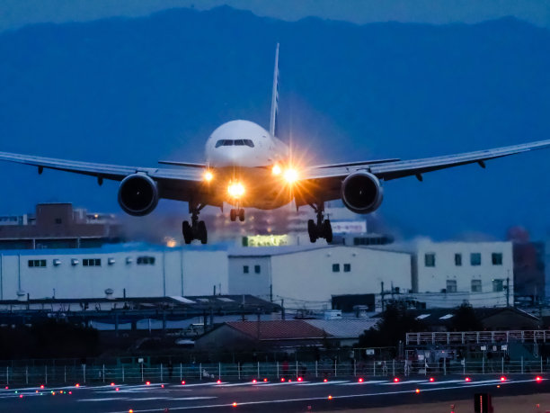 降落在国际机场图片下载