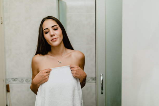 一名年轻女子进入浴室图片下载