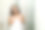 一名年轻女子进入浴室图片下载