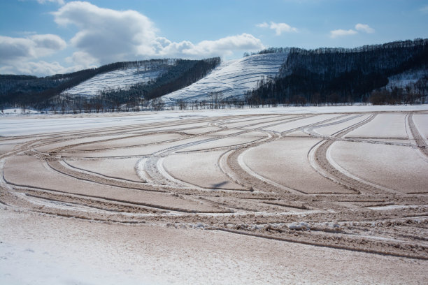 雪地上覆盖着融雪剂图片下载