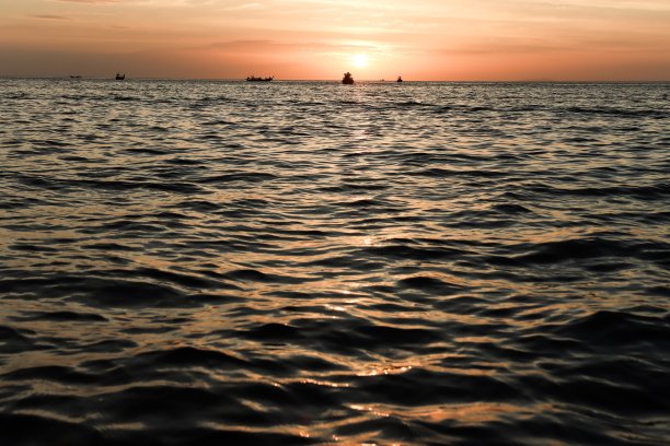 泰国出租车船在晚上图片下载