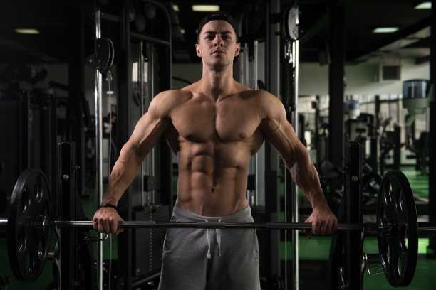 男人在健身后在健身房休息图片下载