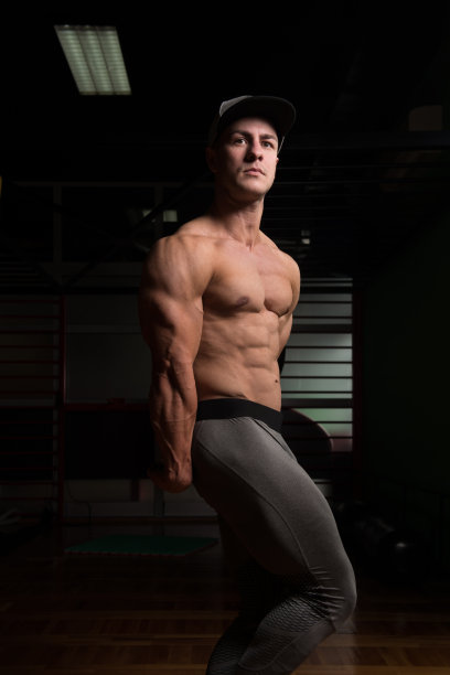 秀肌肉的帅哥图片下载