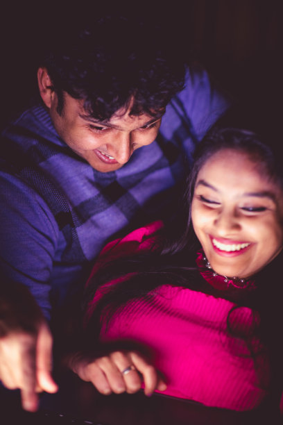 一对年轻夫妇在卧室里上网图片下载