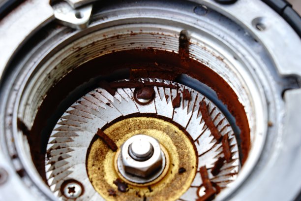 用咖啡研磨机煎过的咖啡豆。图片下载