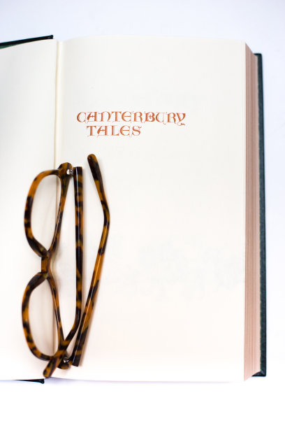 翻开书，标题页:坎特伯雷故事集(带玳瑁眼镜)图片下载