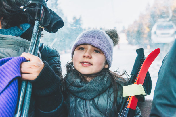 一家人坐滑雪缆车上山图片下载