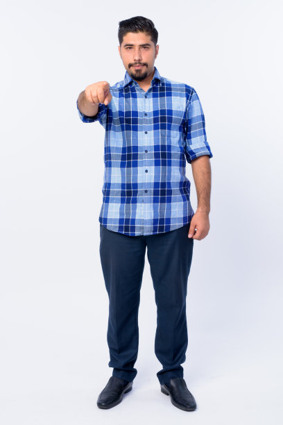 留着胡须的波斯时髦男人全身照，指向相机图片下载