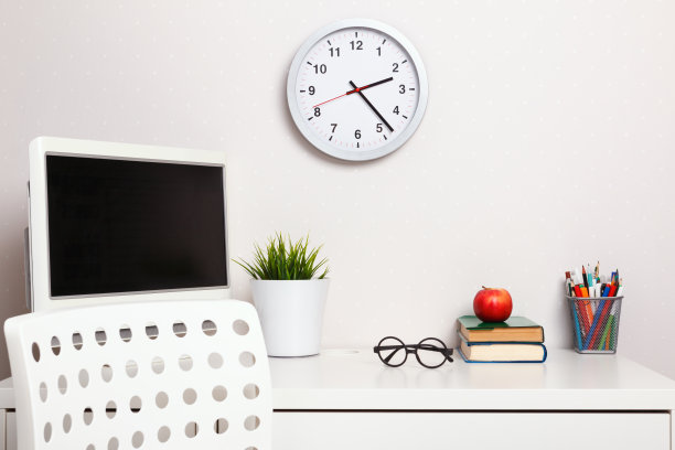 学生工作。近距离书桌，椅子，电脑，时钟，书籍，苹果眼镜，文具图片下载