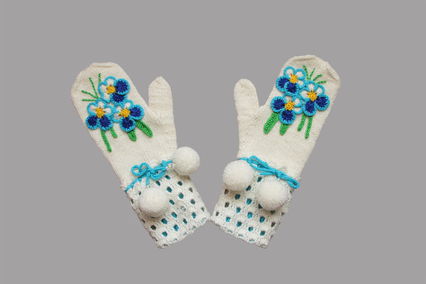 用白色纱线编织的手套。图片下载