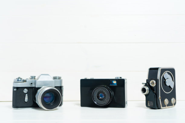 白色木制背景上的老式相机。老技术的概念。图片与文字的地方。瑞典图片下载