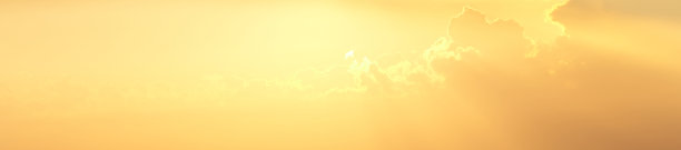 日落与橙色的天空。浅橙色的天空背景。图片下载