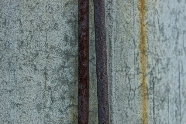 两根棕色生锈的铁煤气管图片下载