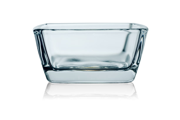 用于烘焙或沙拉的方形空玻璃器皿。孤立在白色背景反射。图片下载