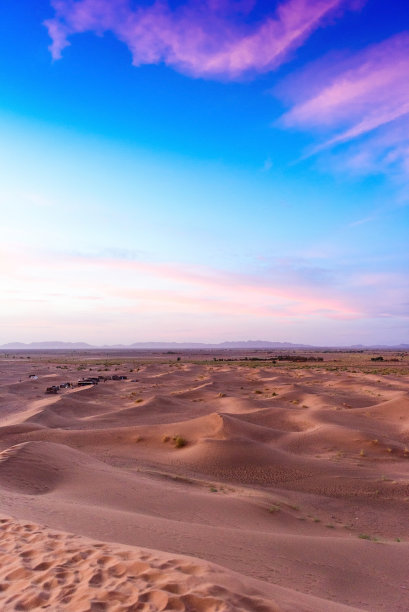 廷福沙丘日落景观，扎戈拉，撒哈拉，摩洛哥。垂直的。图片下载