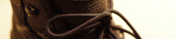 男士的防水登山徒步靴与黑色蕾丝和金属钩紧纹理视图图片下载