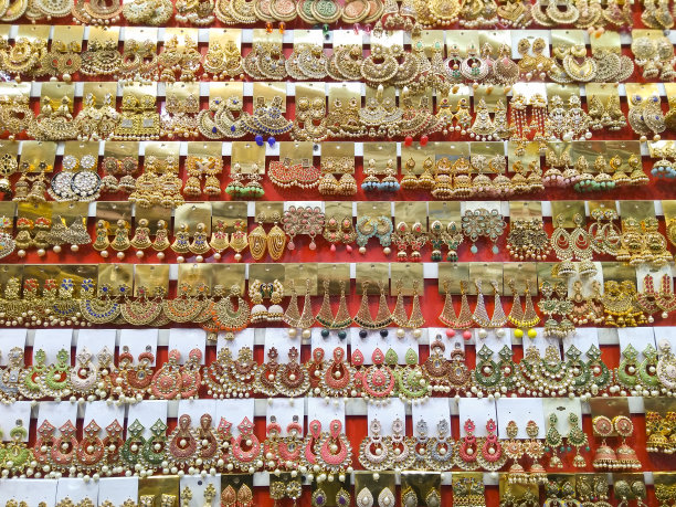 珠宝店陈列着大批耳环。图片下载