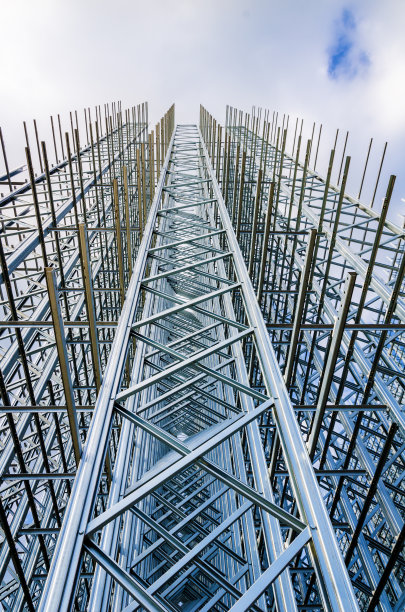 背景是一个正在建设的高架仓库的金属脚手架图片下载