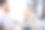 成熟的父亲带着小儿子在室内的浴室里刷牙。图片下载
