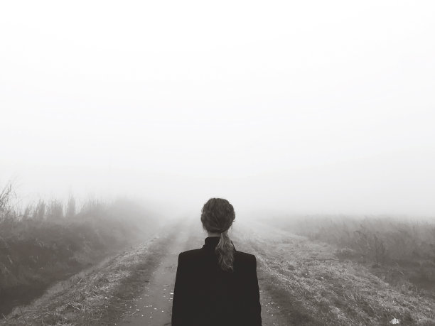 悲伤的女人在雾路上图片下载