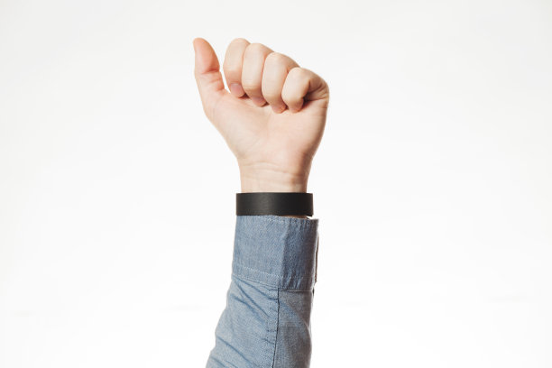 黑色活动模拟手镯在手。个人腕带粘纸。票图片下载