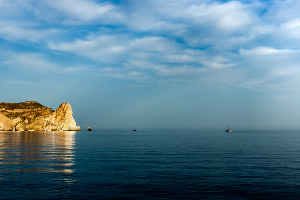 希腊圣托里尼岛。在圣托里尼岛乘坐游艇。圣托里尼最好的风景之一图片下载