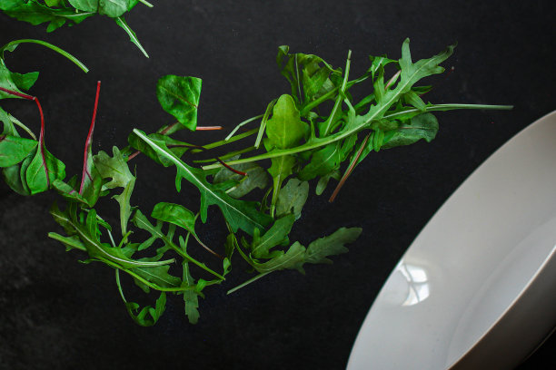 健康沙拉，绿叶沙拉(混合绿色蔬菜，多汁零食，番茄)。食物背景，顶部图片图片下载