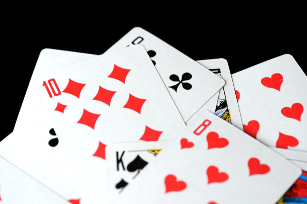 纸牌上的黑色背景特写。赌博的概念图片下载