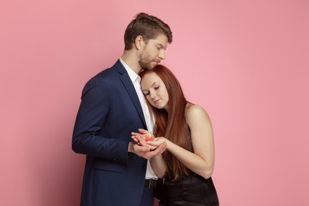 情人节庆祝，幸福的白种夫妇孤立在珊瑚背景图片下载